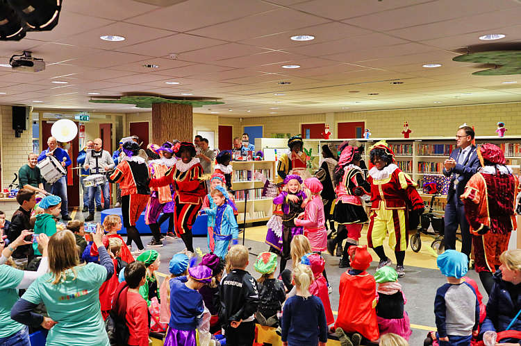 Aankomst van de Sint en zijn Zwarte Pieten in Waarder_070